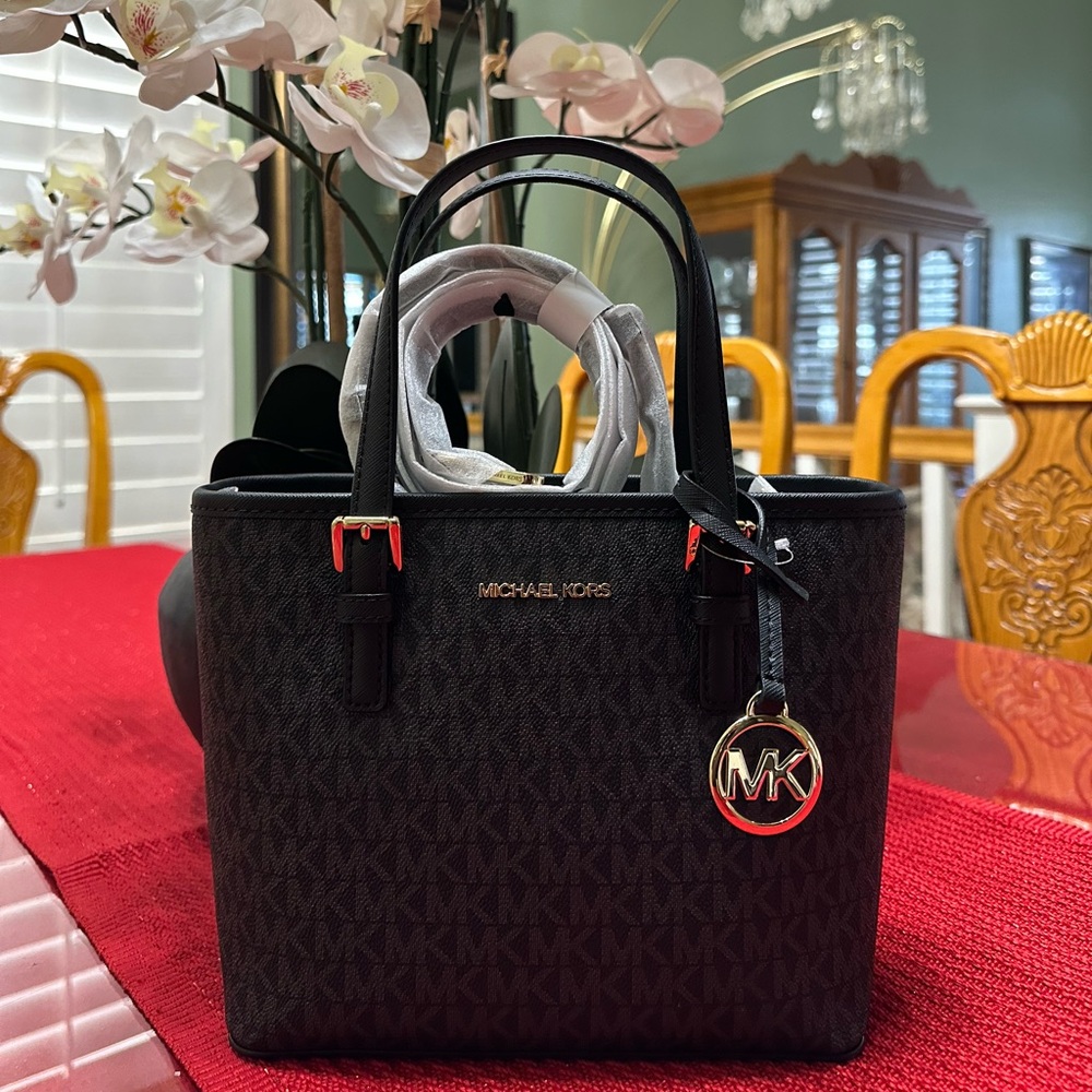 🖤🖤NWT Michael Kors Black Jet Set Travel top zip satchel with crossbody strap.🖤🖤